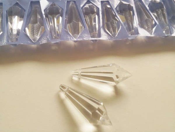1 TRAY OF 72 CHANDELIER GLASS PENCIL DROPS 38MM